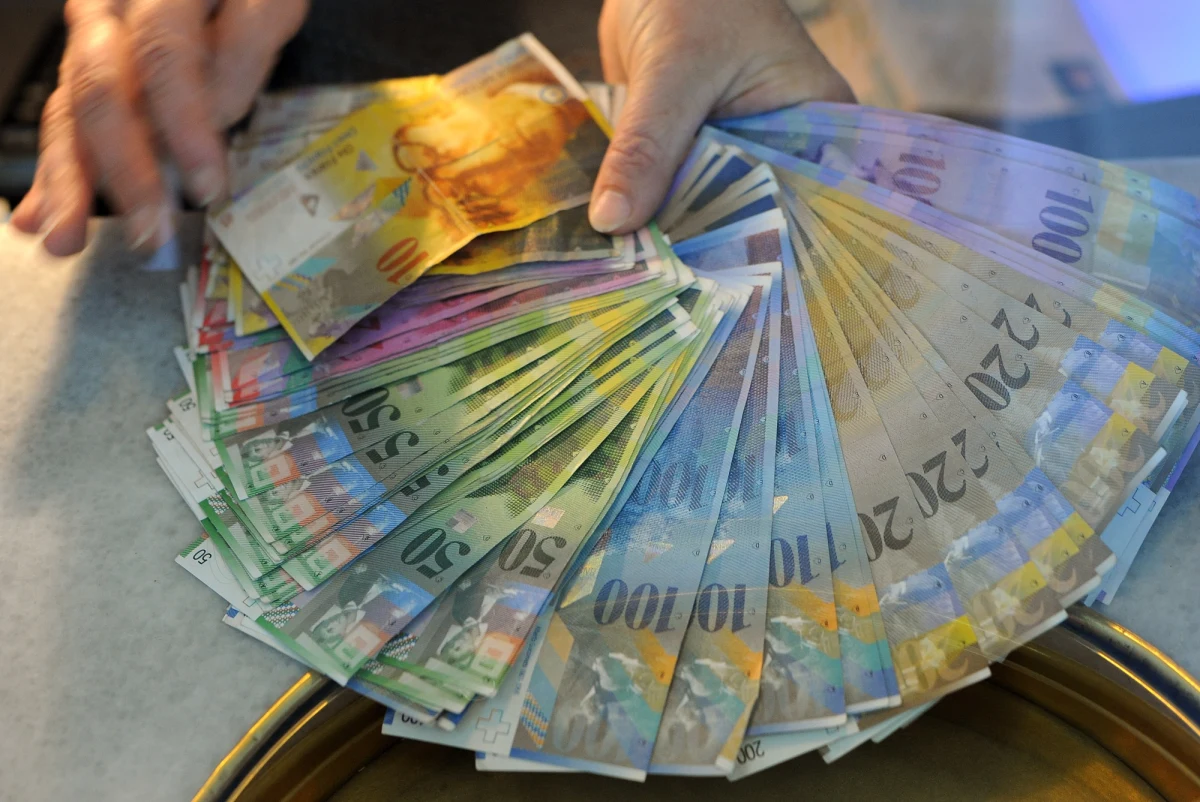 Ponad połowa kredytobiorców nie jest zainteresowana przewalutowaniem i czeka na interwencję rządzących - czytamy w czwartkowym "Pulsie Biznesu".