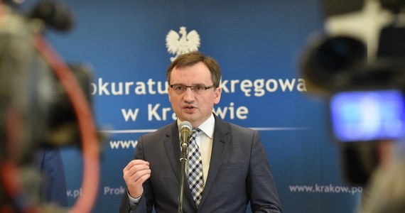 Minister sprawiedliwości i prokurator generalny Zbigniew Ziobro polecił wszcząć śledztwo ws. głośnego w ostatnich dniach wyroku dla Tomasza K., który w 2004 roku został skazany na 25 lat więzienia za zabójstwo i zgwałcenie 15-latki. Teraz sprawa wraca na wokandę: zdaniem prokuratury mężczyzna jest bowiem niewinny. Od momentu aresztowania w 2000 roku Tomasz K. spędził za kratami już 18 lat.