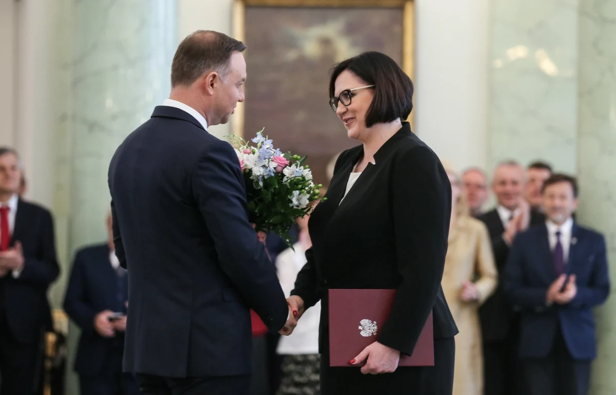 Była szefowa kancelarii prezydenta Małgorzata Sadurska zarabiała w zarządzie PZU w tempie średnio prawie 65 tysięcy złotych miesięcznie - donosi dziennikarz RMF FM Krzysztof Berenda. Spółka długo nie chciała ujawnić, ile Sadurska zarobiła po przejściu z kancelarii prezydenta do wielkiego biznesu. Teraz wiemy, że transfer do PZU przyniósł jej mniej więcej aż czterokrotną podwyżkę.