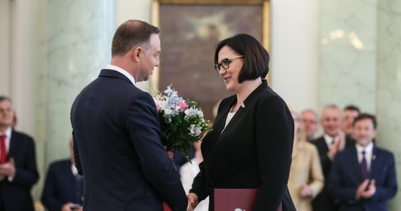 Była szefowa kancelarii prezydenta Małgorzata Sadurska zarabiała w zarządzie PZU w tempie średnio prawie 65 tysięcy złotych miesięcznie - donosi dziennikarz RMF FM Krzysztof Berenda. Spółka długo nie chciała ujawnić, ile Sadurska zarobiła po przejściu z kancelarii prezydenta do wielkiego biznesu. Teraz wiemy, że transfer do PZU przyniósł jej mniej więcej aż czterokrotną podwyżkę.