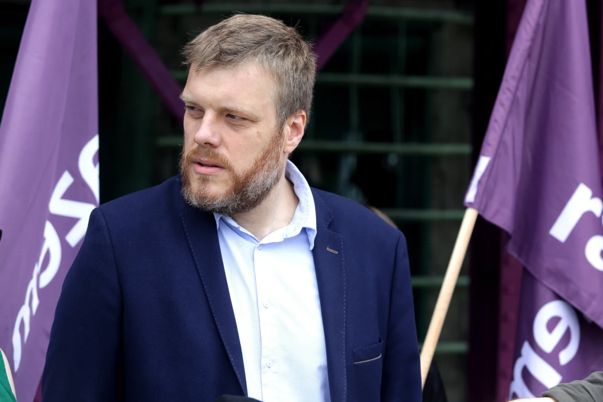 ​Nie ma podstaw do delegalizacji Partii Razem - poinformowała Prokuratura Krajowa w przesłanym PAP komunikacie. Tym samym PK odmówiła zainicjowania postępowania w celu stwierdzenia niezgodności z konstytucją celów i działalności Partii Razem. W piątek ówczesny wiceminister sprawiedliwości Michał Woś poinformował, że prokuratura prowadzi postępowanie, które być może będzie zakończone wnioskiem o delegalizację Partii Razem z racji propagowania komunizmu.