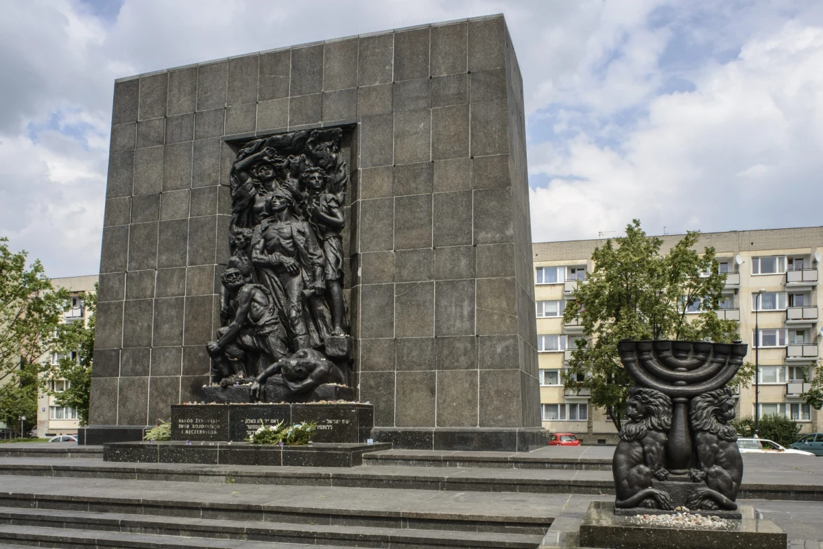 W rocznicę wybuchu powstania w getcie, w samo południe, w Warszawie zawyją syreny. Jest pozytywna decyzja Ministerstwa Spraw Wewnętrznych i Administracji w tej sprawie - dowiedział się reporter RMF FM Grzegorz Kwolek. Wcześniej na użycie syren alarmowych nie zgodził się wojewoda mazowiecki Zdzisław Sipiera.