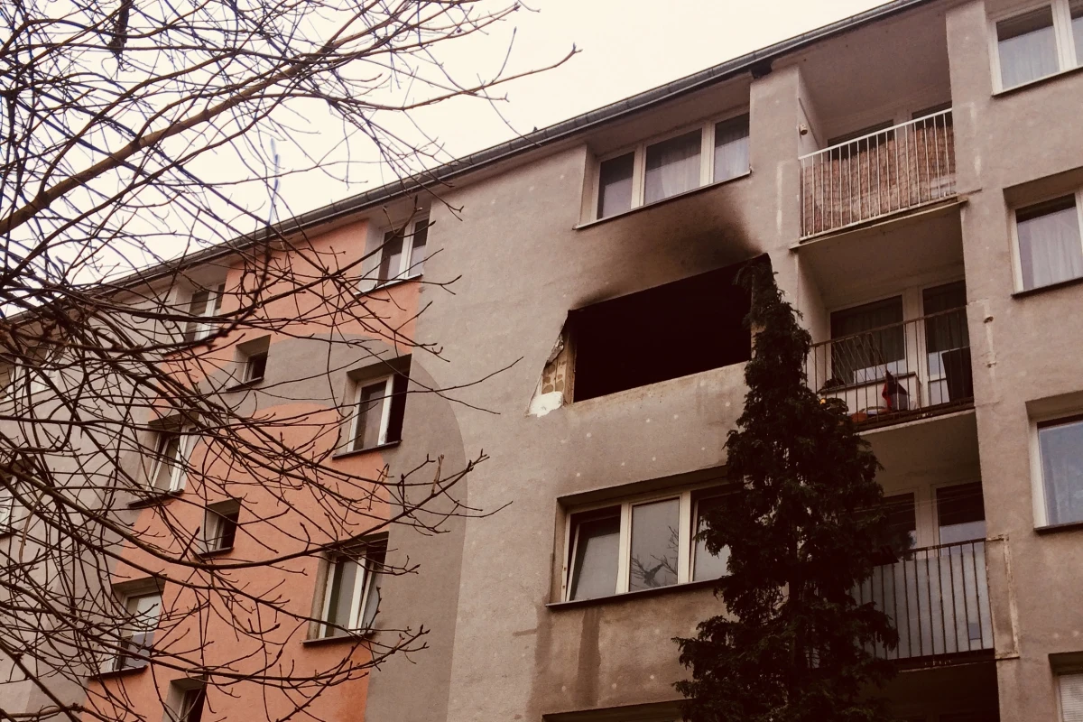 34-letnia kobieta, która została poparzona w wybuchu gazu w bloku przy ulicy Dąbrowskiego w Łodzi, jest w stanie ciężkim - informuje dziennikarka RMF FM Agnieszka Wyderka. Najbardziej prawdopodobną przyczyną eksplozji było rozszczelnienie instalacji gazowej