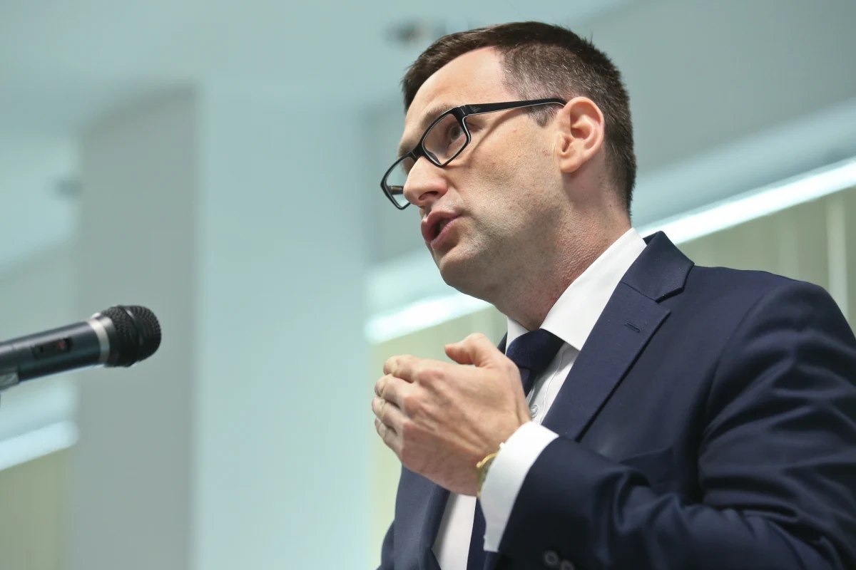 ​Jest kolejny polityk Prawa i Sprawiedliwości z ogromnymi zarobkami. Daniel Obajtek w zeszłym roku, jako prezes państwowej gdańskiej Energi, zarobił niemal 670 tysięcy złotych. Tak wynika z opublikowanego dziś raportu rocznego tej spółki - informuje dziennikarz RMF FM Krzysztof Berenda. 