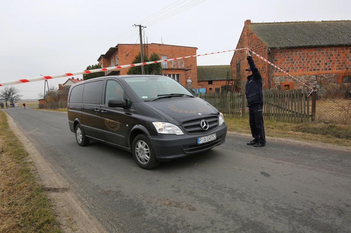 Dwie osoby nie żyją po ataku nożownika w Cerekwicy Starej pod Jarocinem w Wielkopolsce. Mężczyzna około pierwszej w nocy wtargnął do jednego z domów i zadał ciosy wszystkim domownikom. Został zatrzymany przez policję. 
