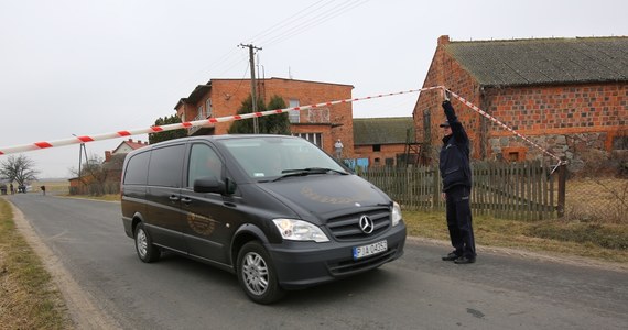 Dwie osoby nie żyją po ataku nożownika w Cerekwicy Starej pod Jarocinem w Wielkopolsce. Mężczyzna około pierwszej w nocy wtargnął do jednego z domów i zadał ciosy wszystkim domownikom. Został zatrzymany przez policję. 
