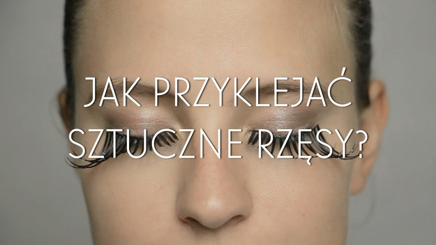 Sztuczne rzęsy to prosty sposób na wydłużenie i zagęszczenie naturalnych rzęs - niestety nie każdą z nas natura wyposażyła w piękne, gęste rzęsy, które zawsze przyciągały wzrok i podkreślały piękno naszych oczu. Sztuczne rzęsy są chwilowym ratunkiem, zwłaszcza wtedy, gdy znajdujemy się w awaryjnej sytuacji. Niestety u profesjonalnej kosmetyczki taki zabieg kosztuje fortunę, a przecież można samodzielnie zrobić to w domu! Zobaczcie nasz poradnik, jak krok po kroku przykleić sztuczne rzęsy - to dziecinnie proste!