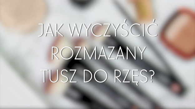 Rozmazany tusz do rzęs to zmora każdej kobiety - każdej z nas zdarza się od czasu do czasu, że tusz spłynie, niekiedy też same pobrudzimy nim delikatną skórę wokół oka. Jak więc wyczyścić plamki tuszu, by jednocześnie nie zniszczyć całego makijażu? To banalnie proste, jednak trzeba być bardzo ostrożnym! Zobaczcie nasz poradnik, jak szybko wyczyścić rozmazany tusz!