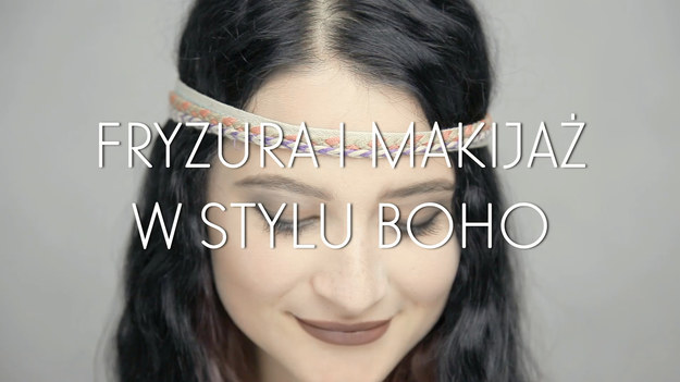 Styl boho to jeden z najpopularniejszych stylów, który już od dekady jest modny każdego lata! To nie tylko sukienki w kwiaty, frędzle i interesujące wzornictwo, to też delikatny, dziewczęcy makijaż, idealnie podkreślający naturalne walory naszych twarzy, a także klasyczne, lekkie, niezbyt mocno stylizowane fryzury, często ubarwione ledwie delikatnymi ozdobami. Jak zrobić fryzurę i makijaż w stylu boho? Zobaczcie nasz poradnik - to dziecinnie proste!