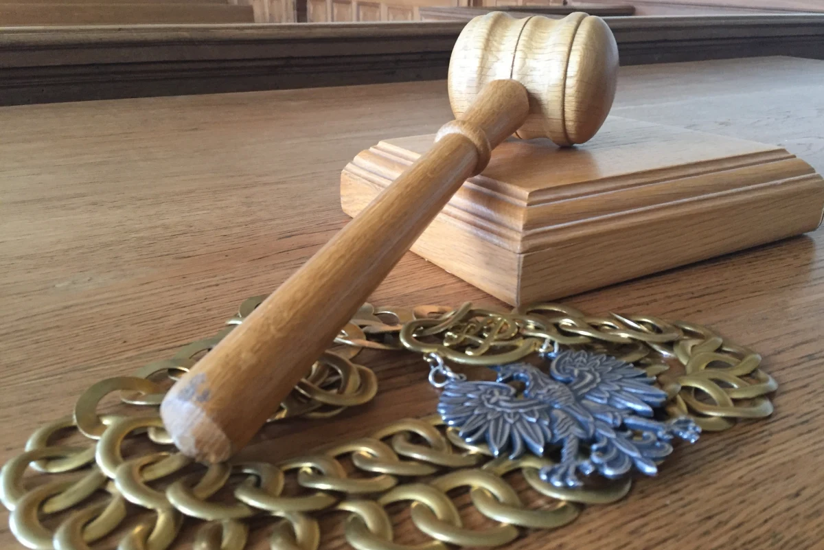 ​Utrata 20 proc. wynagrodzenia przez osiem miesięcy -  taką karę  wymierzył Sąd Okręgowy w Opolu za agresywne zachowanie wobec obywateli Ukrainy. 22-letni Bartosz G. wulgarnie obrażał i atakował Ukraińców na terenie kampusu Uniwersytetu Opolskiego. Wyrok jest nieprawomocny.