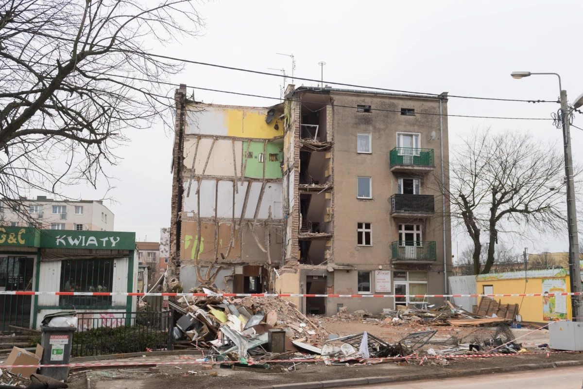 Materiał, którym dysponuje prokuratura, pozwolił na sformułowanie postanowienia o przedstawieniu zarzutów Tomaszowi J. - powiedziała prokurator Monika Turska–Nowak. Jak dodała, do czasu ogłoszenia zarzutów podejrzanemu, prokuratura nie ujawni ich treści. 4 marca zawaliła się - prawdopodobnie wskutek wybuchu gazu - część kamienicy na poznańskim Dębcu. W ruinach znaleziono ciała pięciu osób, 21 zostało rannych.