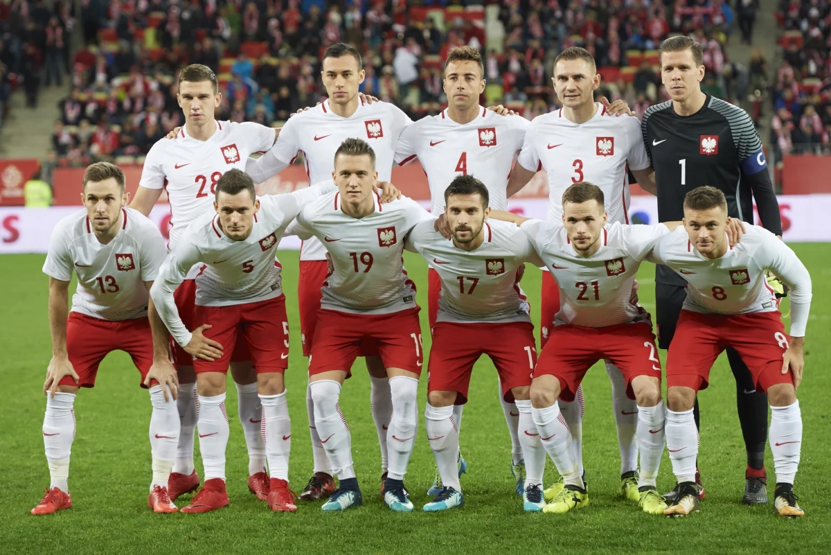 ​Reprezentacja Polski awansowała z siódmej na szóstą pozycję w rankingu Międzynarodowej Federacji Piłki Nożnej (FIFA). Zrównała się punktami z Hiszpanią. Wciąż prowadzą mistrzowie świata Niemcy, przed Brazylijczykami oraz mistrzami Europy Portugalczykami.