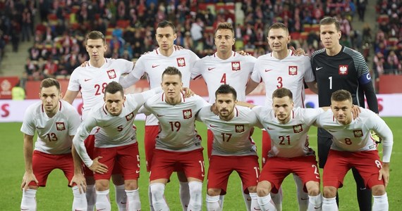 ​Reprezentacja Polski awansowała z siódmej na szóstą pozycję w rankingu Międzynarodowej Federacji Piłki Nożnej (FIFA). Zrównała się punktami z Hiszpanią. Wciąż prowadzą mistrzowie świata Niemcy, przed Brazylijczykami oraz mistrzami Europy Portugalczykami.