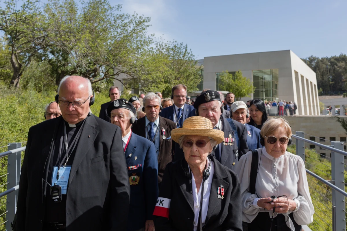 "Poprosiłem naszą placówkę dyplomatyczną w Izraelu o interwencję w sprawie napisu dotyczącego "polskiej policji" w getcie w Łodzi, który znajduje się na wystawie w Instytucie Yad Vashem w Jerozolimie" - poinformował wiceszef MSZ Jan Dziedziczak.