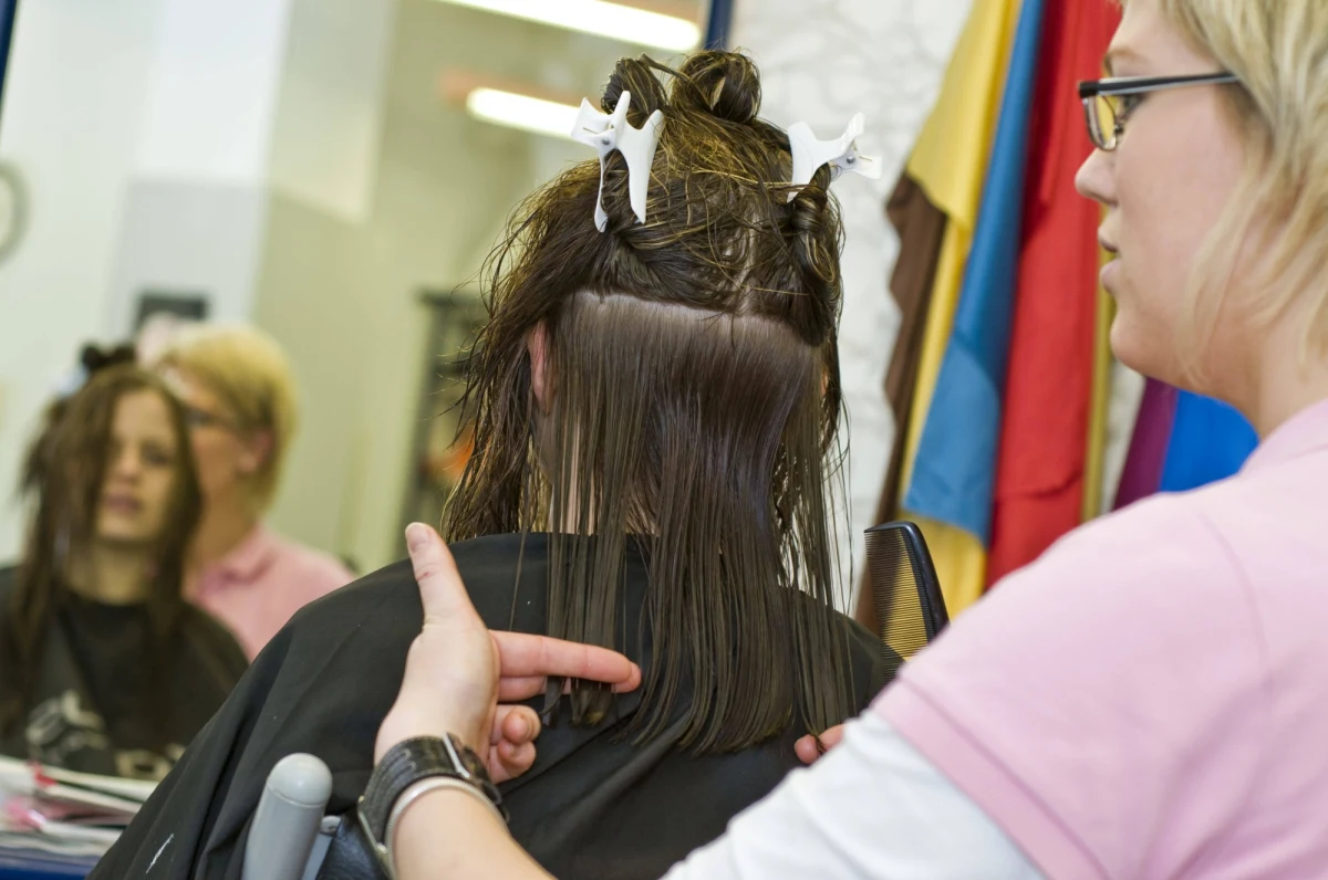 Grafen znalazł sobie nowe praktyczne zastosowanie - jako czynnik barwiący włosy, nietoksyczny i antystatyczny. Do jego zalet przekonują na łamach nowego czasopisma "Chem" naukowcy z Northwestern University. Wyniki ich badań pokazują, że grafen nie niszczy włosów, utrzymuje się na nich przez długi czas i dobrze znosi wielokrotne mycie głowy. Dodatkowo można wykorzystać jego przewodzące prąd właściwości do... podłączenia urządzeń mobilnych. Nie precyzują jednak, czy chodzi im o antenę, czy może nowatorski sposób zasilania.