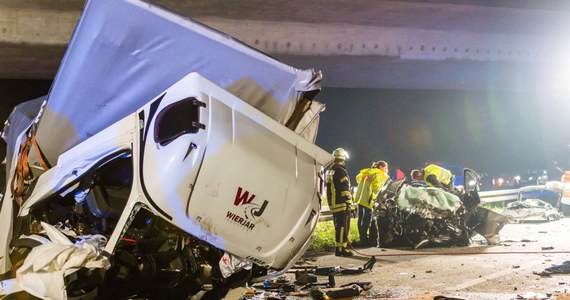 3 lata i 4 miesiące spędzi w więzieniu Polak, który we wrześniu ubiegłego roku spowodował makabryczny wypadek na autostradzie niedaleko Frankfurtu nad Menem. Zginęły 3 osoby, 4 kolejne zostały ciężko ranne. Kierowca miał ponad 3 promile.