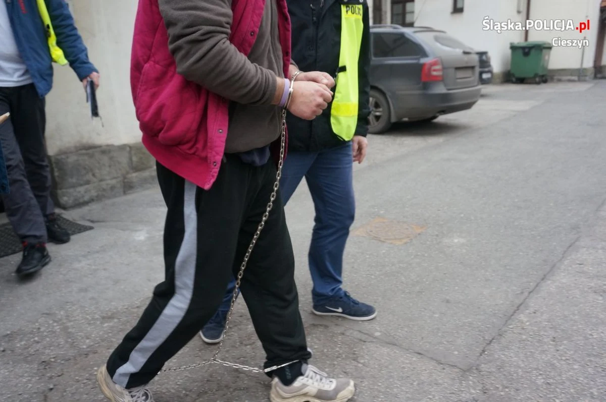 Do 10 lat więzienia grozi trzem złodziejom, którzy w minioną niedzielę okradli bankomat w Cieszynie. Prokurator postawił im zarzut kradzieży z włamaniem, a sąd aresztował podejrzanych na 3 miesiące.