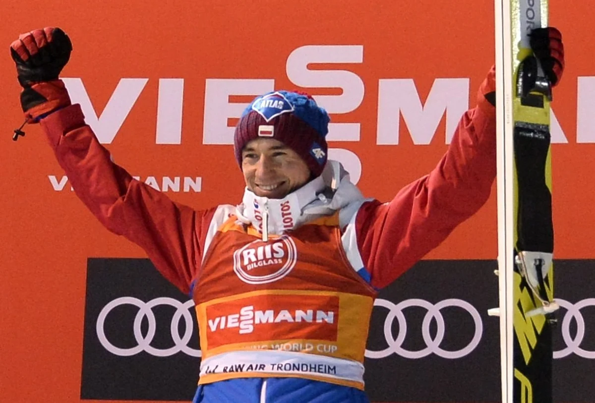 Kamil Stoch wygrał konkurs Pucharu Świata w skokach narciarskich w Trondheim, a w pierwszej serii ustanowił rekord obiektu - 146 m. Polak umocnił się na prowadzeniu w klasyfikacji generalnej oraz w rozgrywanym na czterech norweskich skoczniach cyklu Raw Air.
