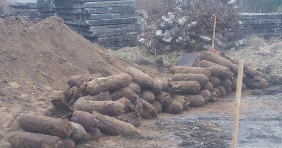 Około 160 bomb znaleziono podczas prac ziemnych na terenie 1. Regionalnej Bazy Logistycznej w Dębogórzu koło Gdyni. Akcja ich wywożenia może potrwać do końca przyszłego tygodnia - informuje dziennikarz RMF FM Kuba Kaługa. 