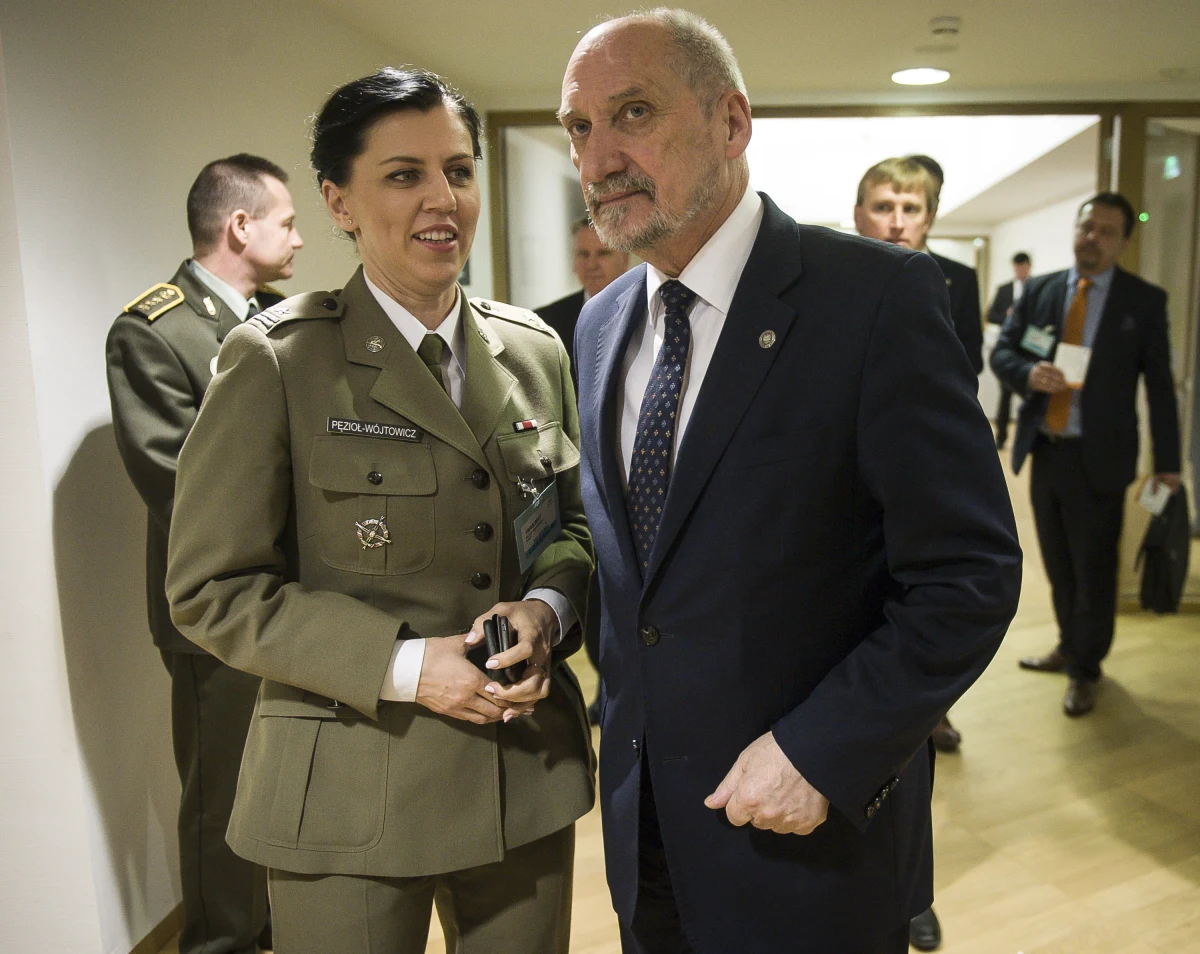 13,5 tysiąca złotych nagrody przyznał Antoni Macierewicz - jeszcze jako minister obrony narodowej - ówczesnej rzeczniczce jego resortu Annie Pęzioł-Wójtowicz - dowiedział się dziennikarz RMF FM Patryk Michalski. Co ciekawe, funkcję rzeczniczki MON-u Pęzioł-Wójtowicz pełniła przez niespełna osiem miesięcy.