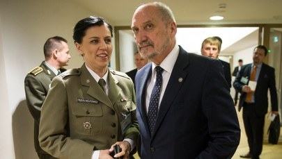 "Szczególna inicjatywa" i "duży nakład pracy". Macierewicz hojnie nagrodził następczynię Misiewicza