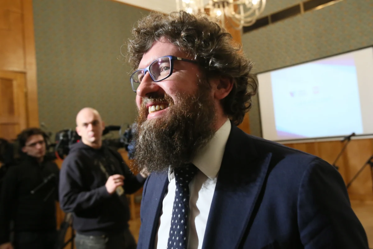 Piotr Woźny pełni funkcję pełnomocnikiem premiera do spraw smogu za darmo. Taką zaskakującą informację uzyskał od rzecznik rządu Joanny Kopcińskiej dziennikarz RMF FM Krzysztof Bereda. Poprosił o wolontariat - mówi nam inny minister. Piotr Woźny został dziś powołany na stanowisko pełnomocnika premiera i ma dbać o czyste powietrze.