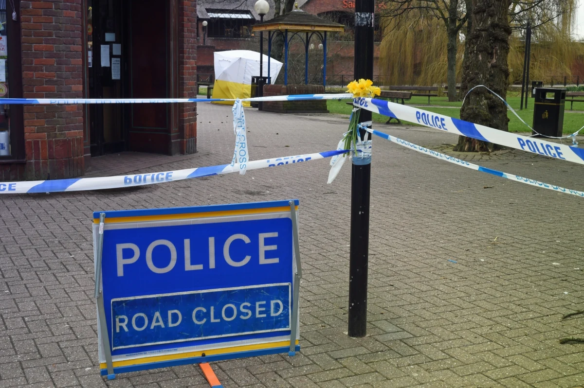 Broń chemiczna w walizce - to najnowsza teoria nt. zamachu na byłego rosyjsko-brytyjskiego szpiega Siergieja Skripala i jego córkę Julię, jaka pojawiła się w mediach na Wyspach. Według niej, nie jest wykluczone, że to 33-letnia Julia, która przyleciała do Wielkiej Brytanii w odwiedziny, mogła nieświadomie przywieźć w swoim bagażu śmiercionośną substancję. Jak donoszą brytyjskie media, powołując się na anonimowe źródła policyjne, trującą substancją mogły być nasączone ubrania, kosmetyki lub prezent dla ojca.