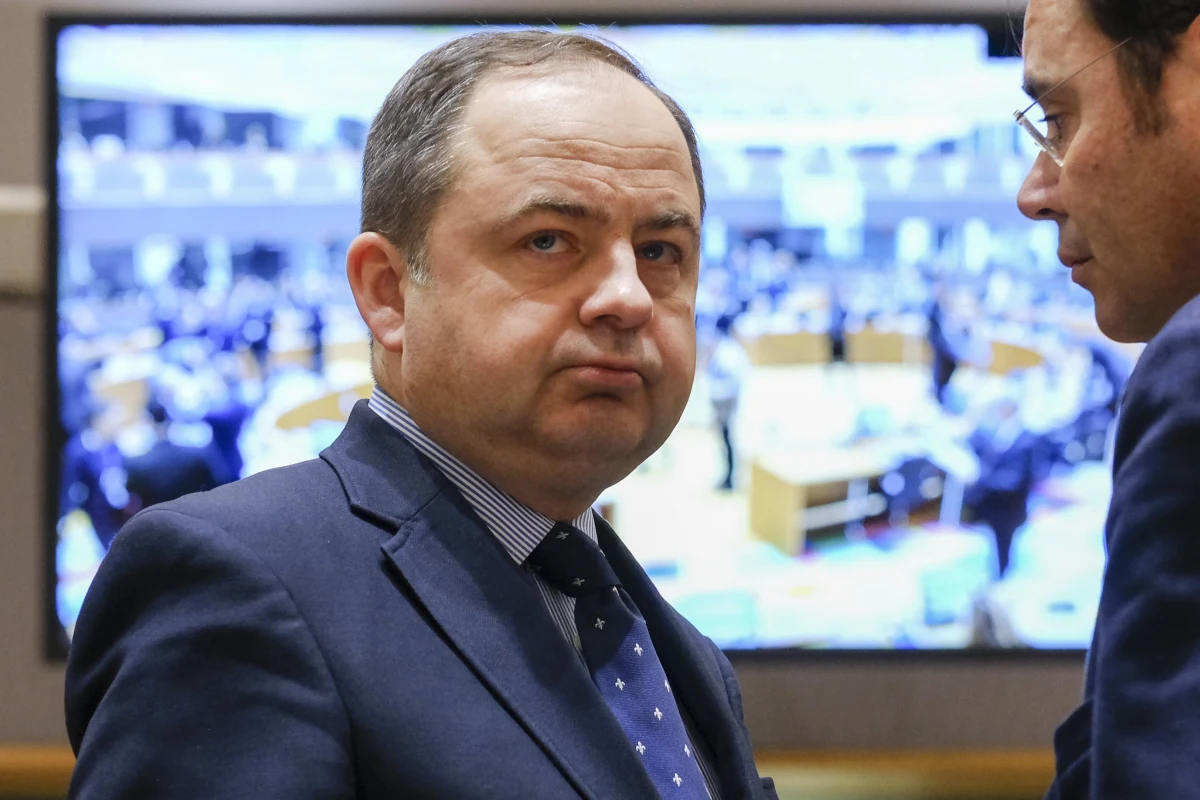 W UE jest liczna grupa państw, które chcą "polubownego, niekonfrontacyjnego" rozwiązania sporu ws. praworządności w Polsce i nie idą tak daleko w oczekiwaniach, jak KE w swoich rekomendacjach - oświadczył w Brukseli wiceszef MSZ Konrad Szymański. W Stałym Przedstawicielstwie RP przy Unii Europejskiej zaprezentowano ekspertom z państw członkowskich, sekretariatu Rady UE i KE białą księgę o reformach wymiaru sprawiedliwości w Polsce. Szymański mówił dziennikarzom na marginesie tego spotkania, że Polska oczekuje od państw UE, że na podstawie zebranych z różnych źródeł informacji wyrobią sobie własne zdanie w sprawie sporu o praworządność.