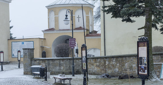Niecodzienne znalezisko na placu kościelnym Sanktuarium w Krzeszowie. Tuż przy głównym wejściu w czasie prac ziemnych znaleziono niemiecki karabin i granat przeciwpiechotny. Znalezisko zabezpieczyli saperzy.
