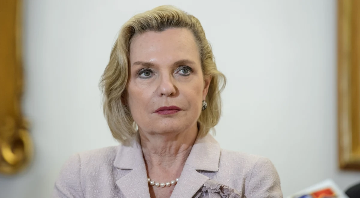 "Dostała pani premię rządową w styczniu?" - takie pytanie w sobotniej rozmowie usłyszała senator Anna Maria Anders - Gość Krzysztofa Ziemca w RMF FM. "Tak, dostałam. I zapytali mnie, czy oddam, bo wszyscy oddają. To ja mówię: 'Tak, chętnie'" - odpowiedziała pełnomocniczka rządu ds. kontaktów międzynarodowych. Jak dodała, na jej konto wpłynęło około 3 tys. zł. "Oddam z powrotem do kancelarii premiera pod koniec miesiąca, jak będę miała swoją pensję" - zadeklarowała. Anna Maria Anders podkreśliła także, że dla niej kwestia premii jest dziwna: "Uważam, że jeżeli kogoś się chce wynagrodzić za działanie, to się powinno podwyższyć pensje". "Dla mnie wszyscy w Polsce zarabiają za mało" - stwierdził gość RMF FM - "Tylko problem polega na tym, że - najogólniej, nie mówię teraz o politykach - ja uważam, że każdy powinien się starać o to, żeby zarabiać więcej, chcieć zarabiać więcej". 