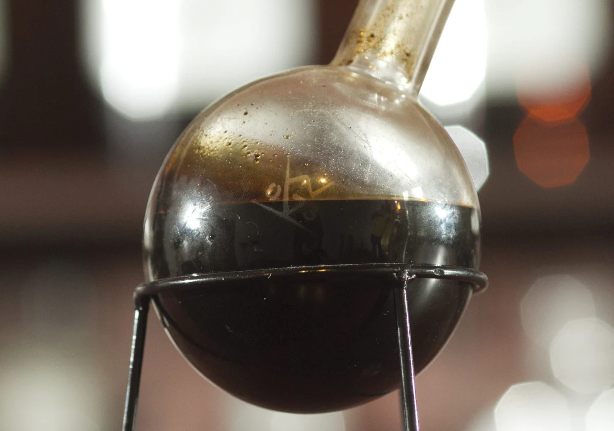 Historia wykorzystania przez człowieka ropy naftowej tak naprawdę zaczyna się w XIX wieku – uważa autor książki „Krew Cywilizacji” Andrzej Krajewski. "Wcześniej ropa była zupełnie marginalna substancją chemiczną" – mówi. Aż trudno w to uwierzyć… Sprawdźcie, co wiecie na temat ropy naftowej i jej wpływu na ludzkość.