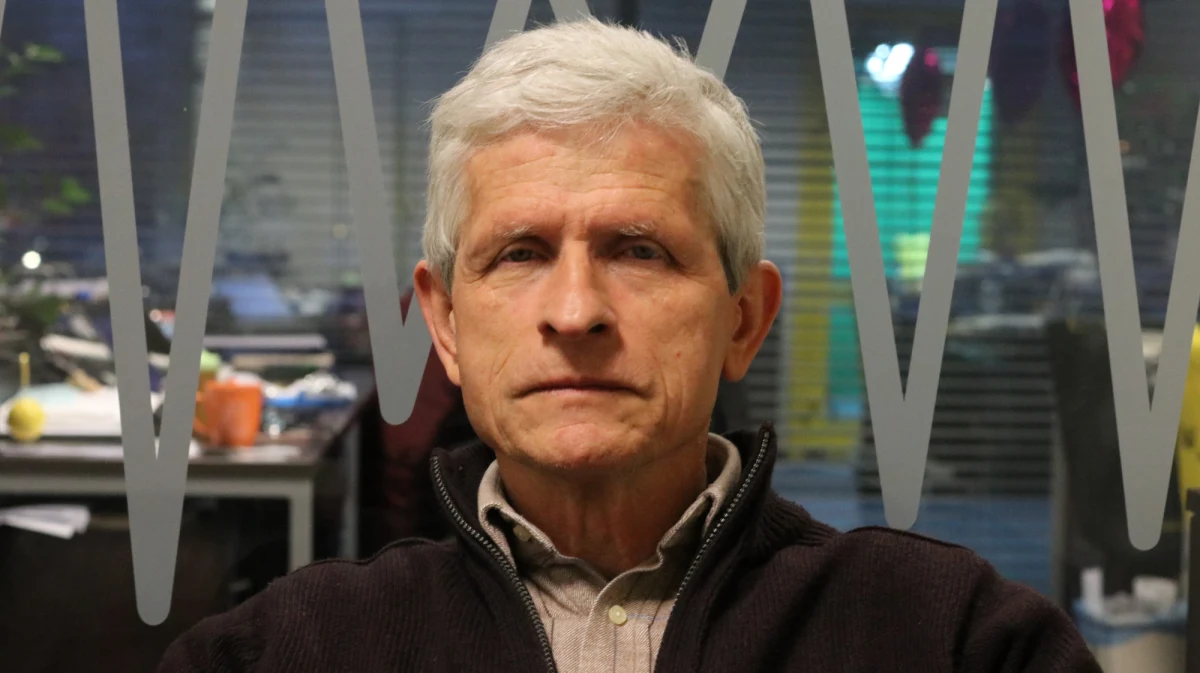 "Myślę, że Putin będzie rządził dotąd, dopóki będzie wystarczająco sprawny, żeby podejmować decyzje i kontrolować całą grupę trzymającą władzę w Rosji" - stwierdził w Popołudniowej rozmowie w RMF FM prof. Roman Kuźniar – politolog, dyplomata, były dyrektor Polskiego Instytutu Spraw Międzynarodowych oraz były doradca prezydenta Bronisława Komorowskiego. "Trudno mówić o wyborach - to jest jednak państwo quasi-faszystowskie. O wyborach nie może być mowy, dlatego że opozycja polityczna nie ma żadnych szans realnego zaistnienia" - dodał. Pytany o atak na szpiega Siergieja Skripala gość Marcina Zaborskiego odpowiedział: "Są dwa wytłumaczenia. Albo to był wypadek przy pracy, ktoś się potknął, służby zadziałały inaczej niż powinny... Drugie wytłumaczenie, którego nie należy wykluczać: zrobiono to świadomie, po to, żeby wywołać dodatkowy kryzys w stosunkach z Zachodem, żeby Putin miał ekstra element mobilizacyjny". "Rosjanie wiedzą, że niewiele tracą wywołując kolejny kryzys z Zachodem. To usztywni stosunki między Rosją a Zachodem na kolejne długie miesiące" - stwierdził Kuźniar. "Z całą pewnością Rosja została spisana na straty przez NATO. Nie ma najmniejszych powodów, żeby Rosję traktować inaczej niż kraj hultajski" - dodał. 