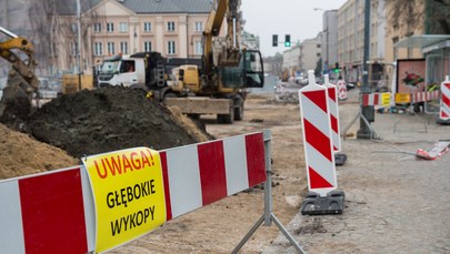 Warszawa: Pocisk moździerzowy odnaleziony na pl. Krasińskich, ewakuowano kilkadziesiąt osób