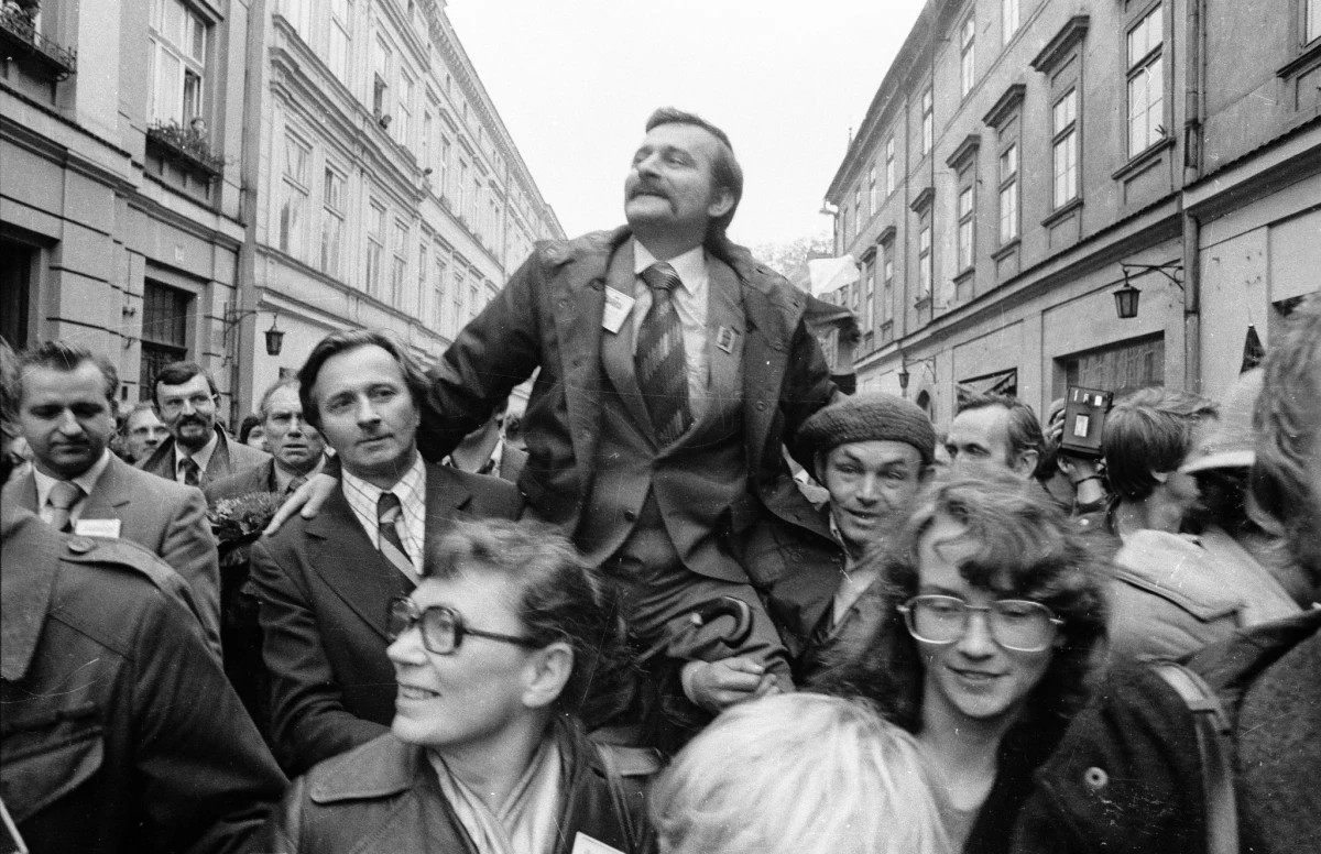 Buntu w Polsce i Solidarności mogłoby nie być, gdyby nie kryzys naftowy. Andrzej Krajewski - autor biografii ropy naftowej "Krew cywilizacji" wspomina o związku między buntem krajów arabskich przeciwko eksploatacji ich bogactw przez zachodnie koncerny i przeciwko pomocy Zachodu dla Izraela, a buntem polskich robotników, zmęczonych podwyżkami i brakami w zaopatrzeniu. Jak wynika z opisu mało znanej okoliczności z jesieni 1981 roku, ropa - tym razem z tajgi, a nie pustyni, przyczyniła się też do gwałtownego kresu wielkiego społecznego ruchu.
