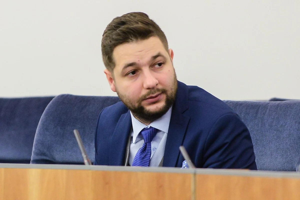 "Absolutnie nie żałuję, że przygotowałem projekt zmian w noweli ustawy o IPN; Polska musi bronić swojego dobrego imienia, musi mieć też dobre relacje ze Stanami Zjednoczonymi" - powiedział wiceszef MS Patryk Jaki. "Wcale nie uważam, że to są rzeczy, których nie da się połączyć" - dodał.