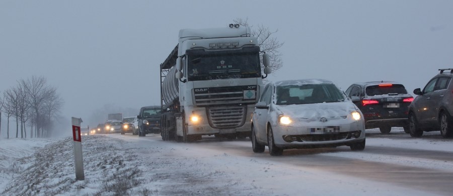 Śnieżyce i mróz wróciły do Polski. Najgorzej jest w Polsce południowej i centralnej. Zła pogoda powoduje ciężkie warunki na drogach.