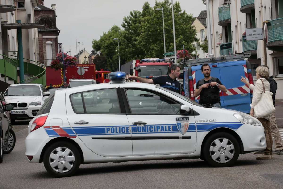 Skandal na Riwierze Francuskiej. Policja aresztowała 7 Romów podejrzanych o "sprzedanie" niepełnoletnich dziewczyn serbskiemu gangowi, który zmuszał je do włamań do luksusowych apartamentów i willi - informuje dziennikarz RMF FM Marek Gładysz. 