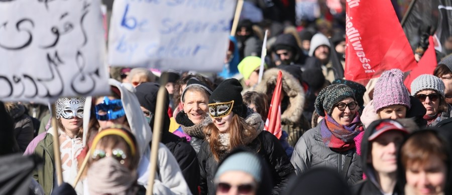 Nie chcemy w Polsce zwolenników brunatnych poglądów i rasizmu; nie ma tutaj miejsca na faszyzm - mówili przedstawiciele koalicji Zjednoczeni Przeciwko Rasizmowi. W sobotę w największych miastach kraju odbyły się demonstracje w związku z przypadającym za kilka dni Światowym Dniem Walki z Dyskryminacją Rasową.