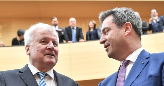 ​Minister spraw wewnętrznych Niemiec Horst Seehofer w opublikowanym w niedzielę wywiadzie zarzucił Unii Europejskiej, że przyjmuje "protekcjonalną" postawę w rozmowach z państwami unijnymi z Europy Wschodniej na temat przyjmowania uchodźców.