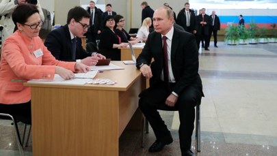 Wybory prezydenckie w Rosji. Media informują o cyberatakach. Blokada konsulatów na Ukrainie