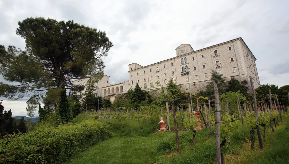 ​W Cassino we Włoszech w odpowiedzi na apel burmistrza i w związku z polemiką nie odbędzie się zapowiedziana na niedzielę ceremonia odsłonięcia tablicy pamiątkowej w miejscu dowództwa niemieckich spadochroniarzy uczestniczących w bitwie o Monte Cassino. Wcześniej inicjatywę tę potępiły władze regionu Lacjum oraz włoskie stowarzyszenie partyzantów. Decydujący głos miał w tej sprawie burmistrz miasta Cassino Carlo Maria D'Alessandro apelując na kilka godzin przed ceremonią o jej zawieszenie.