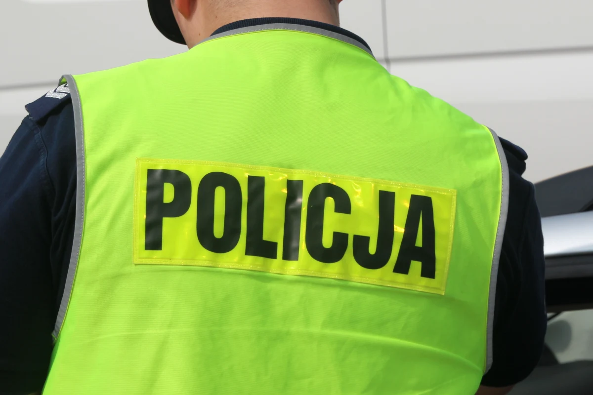 Tragedia w Sosnowcu. Nie żyje młody mężczyzna, który wyskoczył z okna na siódmym piętrze, a jego znajoma z ranami zadanymi nożem trafiła do szpitala. Sprawę wyjaśnia policja.