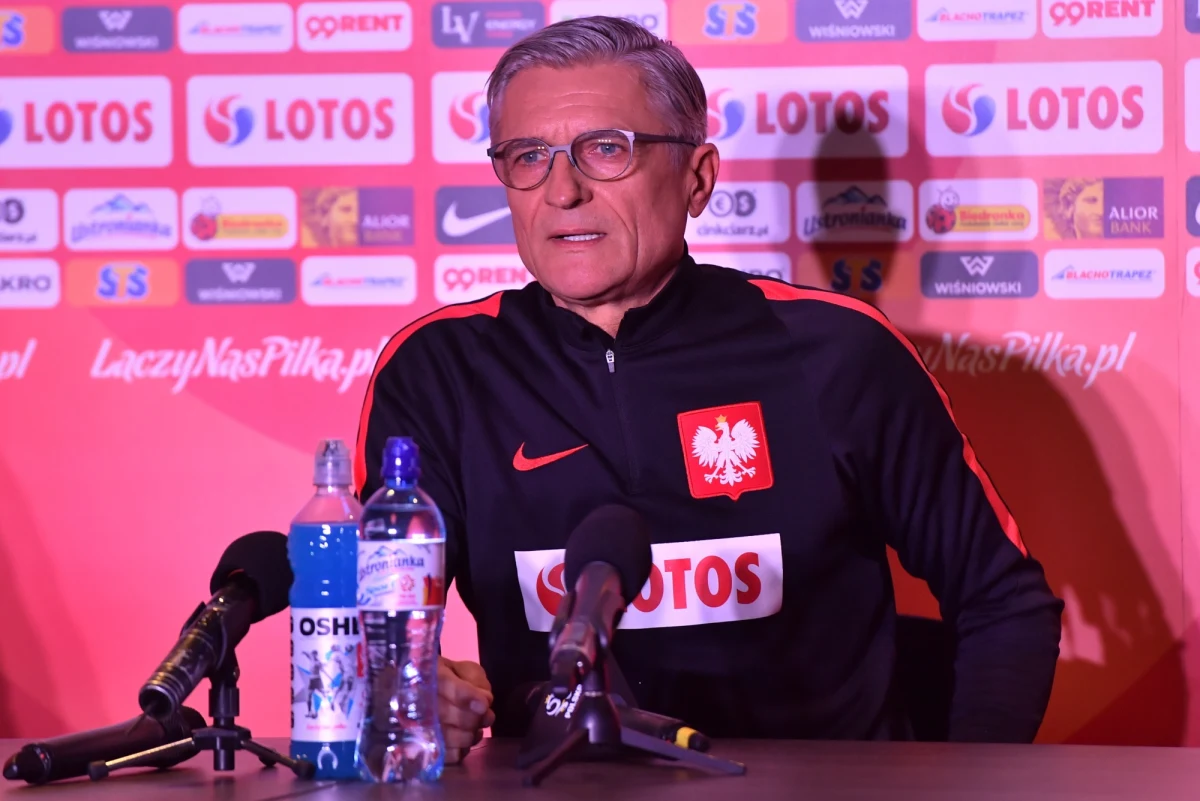 "Drzwi do kadry są cały czas otwarte. Kluczowym etapem będzie kwiecień oraz maj, wtedy podejmiemy ostateczną decyzję, kto pojedzie na mistrzostwa świata" - podkreślił selekcjoner piłkarskiej reprezentacji Adam Nawałka przed zgrupowaniem we Wrocławiu. "Zgrupowanie będzie krótkie, ale bardzo intensywne" - zaznaczył trener. Biało-czerwoni w stolicy Dolnego Śląska mają się pojawić w poniedziałek. W piątek zmierzą się z Nigerią, a 27 marca w Chorzowie na Stadionie Śląskim z Koreą Południową.