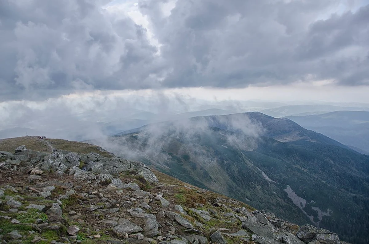 Szczęśliwie zakończyła się wieczorna akcja ratunkowa w Beskidach. Dwaj turyści zagubili się między Główniakiem a Kępą w paśmie Babiej Góry. Kiedy przed północą dotarli do nich ratownicy GOPR-u, mężczyźni byli - jak usłyszeliśmy - zziębnięci, ale poruszali się o własnych siłach. Informację o akcji ratunkowej dostaliśmy na Gorącą Linię RMF FM.