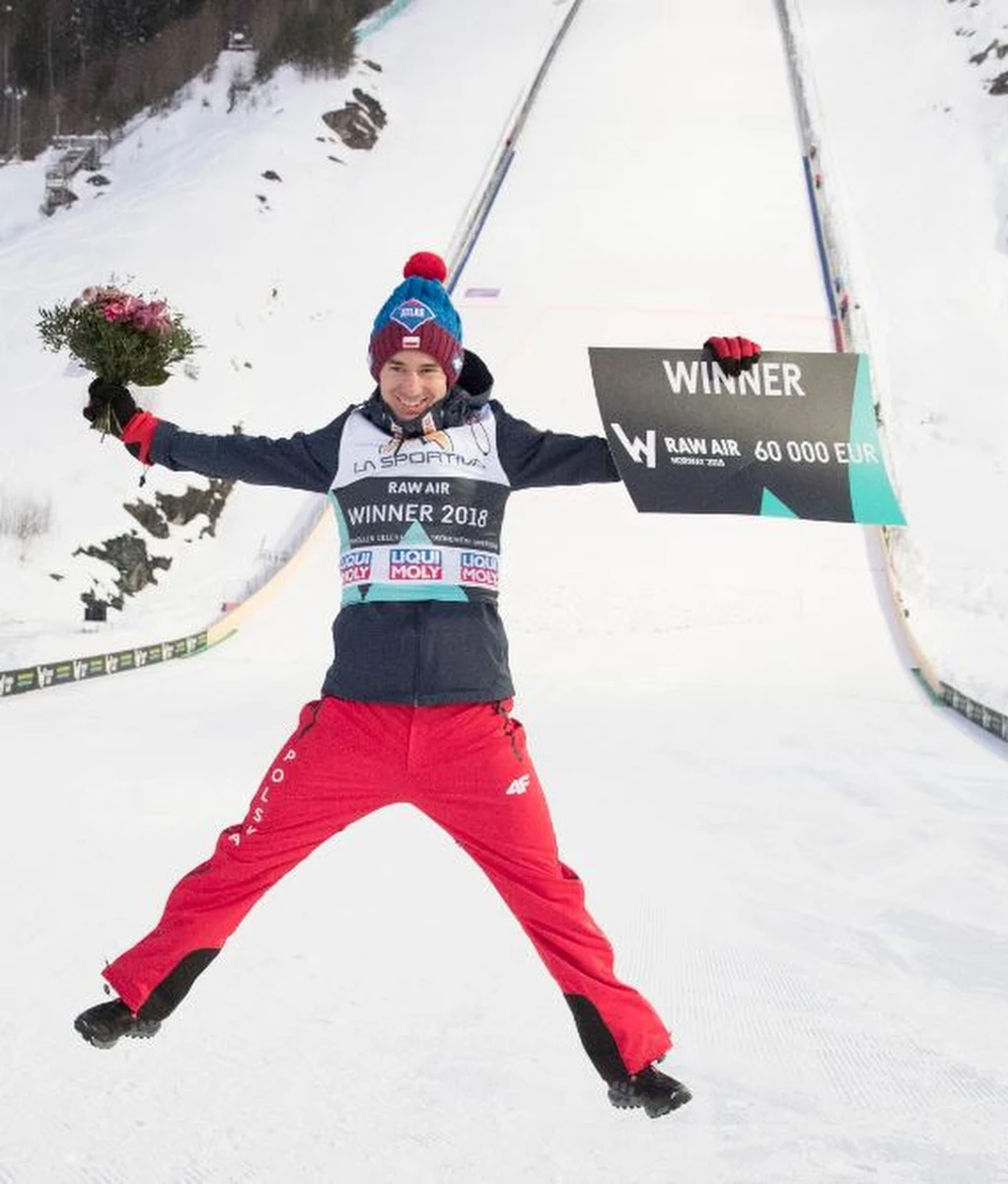 Kamil Stoch, który w niedzielę zapewnił sobie triumf w Pucharze Świata w skokach, otwiera też listę płac Międzynarodowej Federacji Narciarskiej (FIS). W tym sezonie z tytułu oficjalnych premii zarobił 158 800 franków szwajcarskich, czyli ponad 570 tys. złotych. Drugi na liście najlepiej zarabiających skoczków jest Norweg Daniel Andre Tande - 134 500, a trzeci Niemiec Richard Freitag - 122 000 CHF.