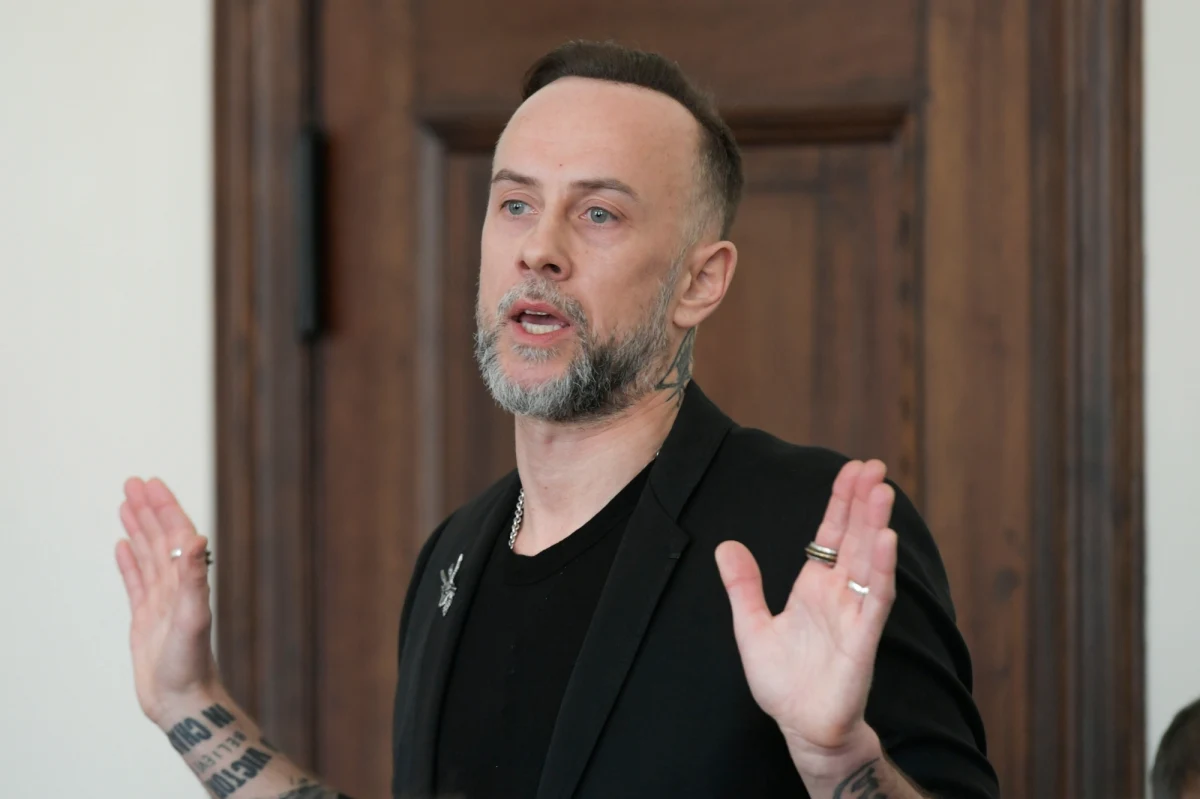 W Sądzie Okręgowym w Gdańsku ruszył proces lidera deathmetalowej grupy Behemoth Adama Darskiego. Nergal jest oskarżony o publiczne znieważenie polskiego godła. Sprawa dotyczy materiałów promujących trasę koncertową zespołu. Razem z nim na ławie oskarżonych zasiadają też dwie inne osoby: Rafał W., który na zlecenie muzyka stworzył projekt graficzny, oraz Maciej G., który - również na prośbę Nergala - rozpowszechnił grafikę w internecie. "Absolutnie nie przyznaję się do winy. Jestem patriotą, a użyty znak nie jest godłem Polski" 
- powiedział muzyk. 