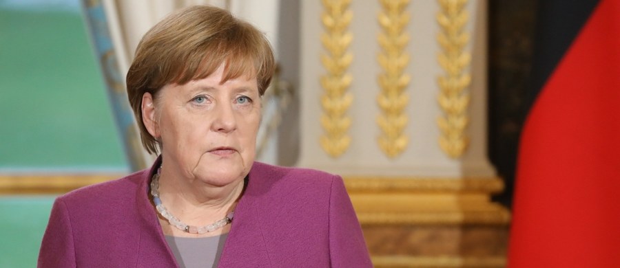 Wizyta Angeli Merkel w Warszawie upłynie zapewne pod znakiem wymiany uprzejmości, jednak na przełom nie ma co liczyć, bowiem polski rząd - mimo odświeżenia wizerunku - trzyma się ustalonego wcześniej kursu - tak o dzisiejszej wizycie kanclerz Niemiec w Polsce pisze "Sueddeutsche Zeitung".