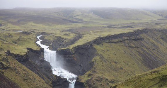 Wybuch wulkanu Eldgjá na Islandii około 940 roku mógł przyspieszyć przejście mieszkańców wyspy na chrześcijaństwo - pisze na łamach czasopisma "Climatic Change" międzynarodowy zespół naukowców. Badacze z Uniwersytetów w Cambridge, Oksfordu i Genewy oraz Georgetown University, w tym eksperci historii średniowiecza, określili datę erupcji, do której doszło krótko po zasiedleniu wyspy i twierdzą, że wspomnienia jej konsekwencji mogły przyczynić się do porzucenia przez miejscową ludność pogańskich wierzeń i stopniowej chrystianizacji. 
