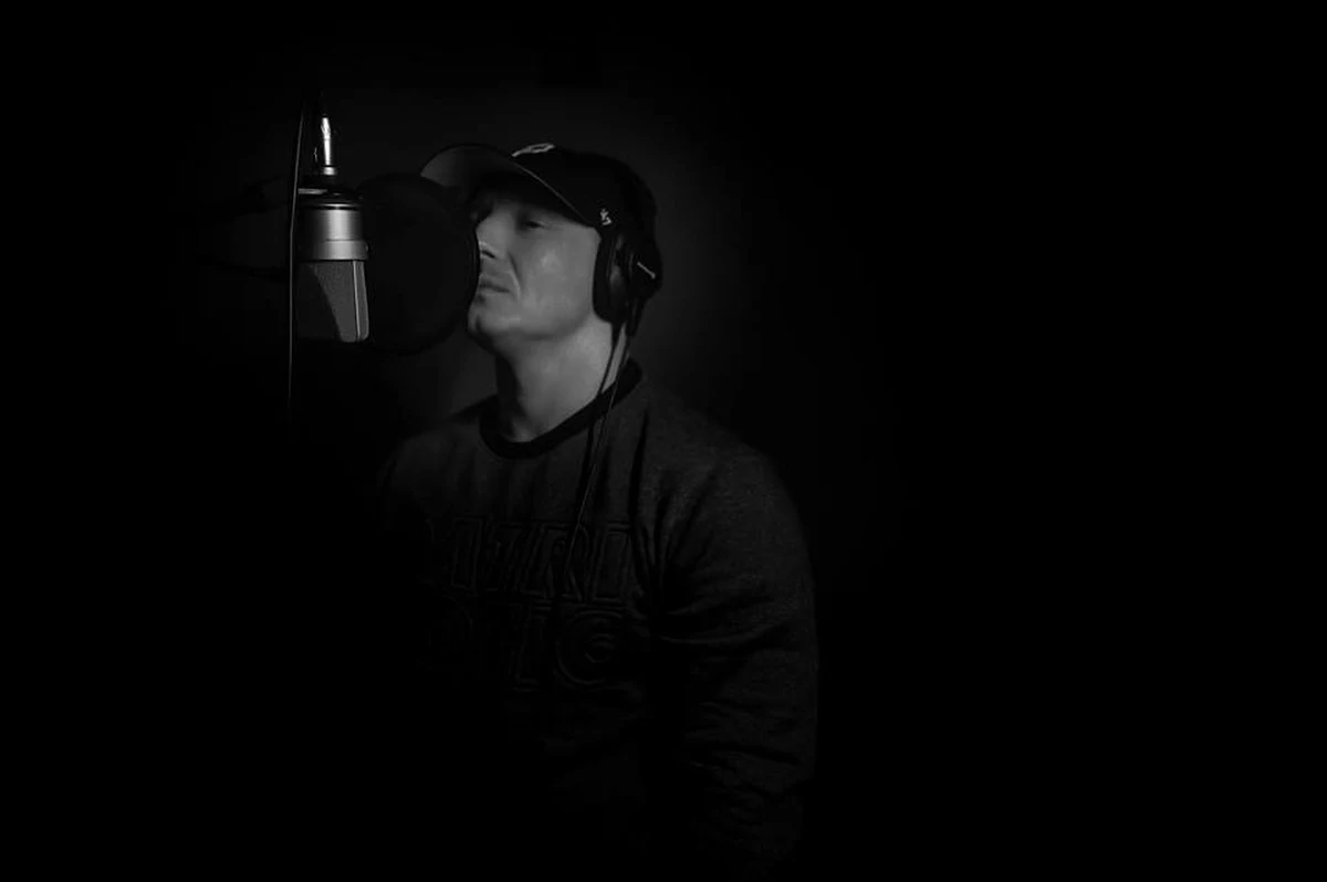 Tomasz Chada, jeden z najpopularniejszych raperów w Polsce, zmarł w szpitalu psychiatrycznym w wieku 39 lat. Tragiczne informacje potwierdziła jego wytwórnia, Step Records. Prokuratura wszczęła śledztwo w sprawie śmierci artysty.