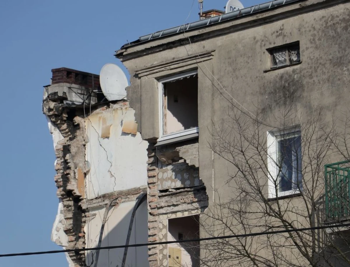 Pierwsza rodzina poszkodowana w wybuchu kamienicy na poznańskim Dębcu odebrała  klucze do nowego mieszkania. To dwupokojowy lokal na sąsiedniej Wildzie. Teraz czeka ich umeblowanie i wyposażenie nowego lokum. Miasto znalazło już sponsorów, którzy urządzą mieszkanie. Lokatorzy mają nadzieję, że Wielkanoc uda się już spędzić "na swoim". Na mieszkania czeka jeszcze 9 poszkodowanych rodzin. 